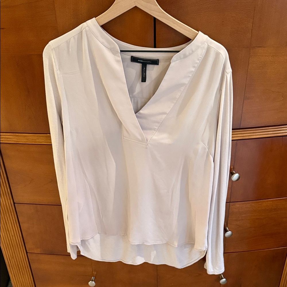 BCBG Elegant tan V-Neck Women's Top size large (hi-low style)